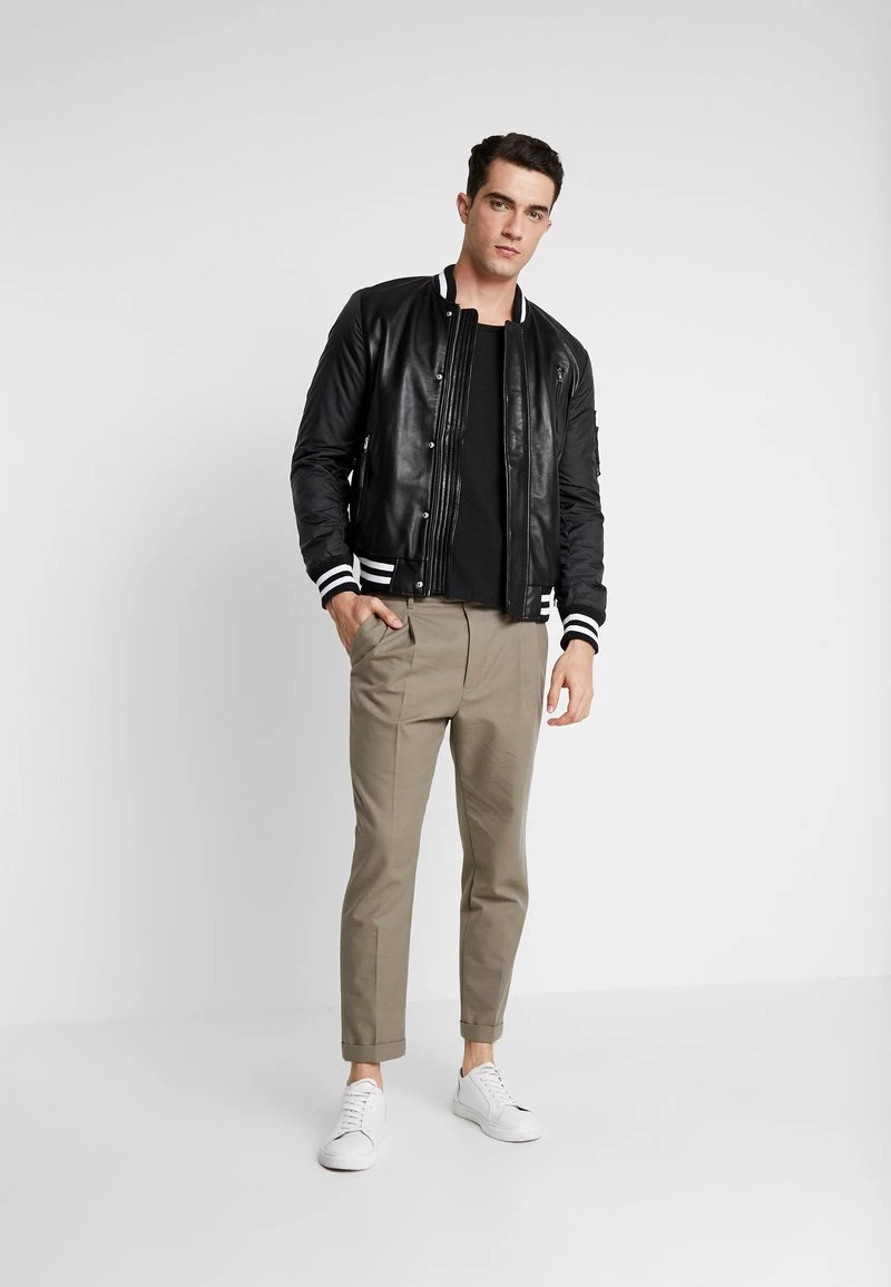 Pier One Uomo T-shirt Basic - Black 4 Pier One Uomo T-shirt Basic - Black - immagine 2