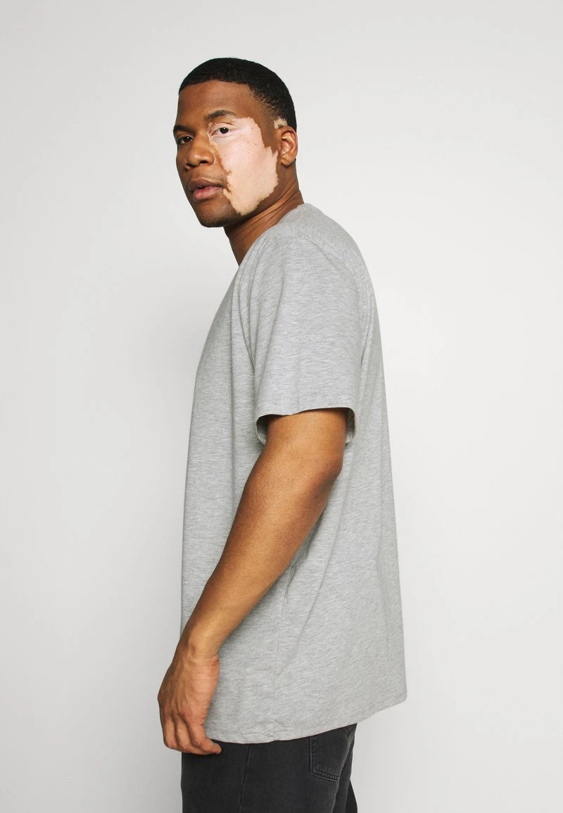 Pier One Uomo 5 PACK - T-shirt Basic - Khaki/grey/dark Blue 4 Pier One Uomo 5 PACK - T-shirt Basic - Khaki/grey/dark Blue - immagine 2