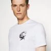 Pier One Uomo T-shirt Con Stampa - White 11 Pier One Uomo T-shirt Con Stampa - White -Offerta Economica Pier One 55b632cba537473898bf90f00327c01b