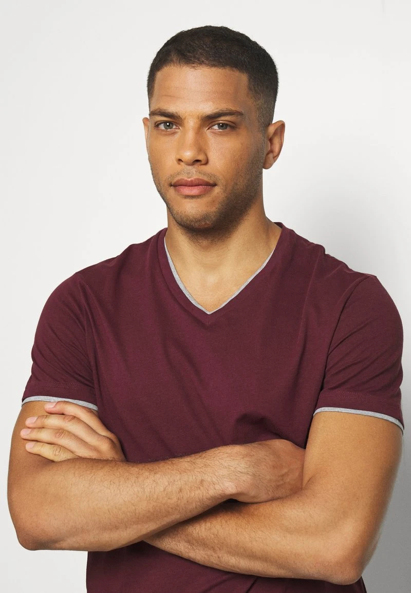 Pier One Uomo T-shirt Basic - Bordeaux 6 Pier One Uomo T-shirt Basic - Bordeaux - immagine 4