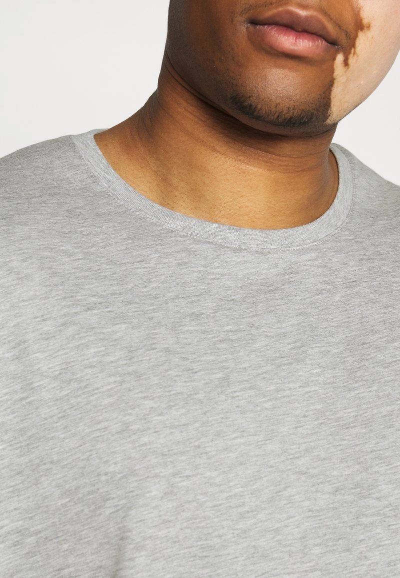 Pier One Uomo 5 PACK - T-shirt Basic - Khaki/grey/dark Blue 8 Pier One Uomo 5 PACK - T-shirt Basic - Khaki/grey/dark Blue - immagine 6