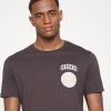 Pier One Uomo GRAPHIC T-SHIRT - T-shirt Basic - Brown 18 Pier One Uomo GRAPHIC T-SHIRT - T-shirt Basic - Brown -Offerta Economica Pier One 949c41f98b2b43259d742e8a12b2c022