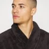 Pier One Uomo Accappatoio - Dark Grey 11 Pier One Uomo Accappatoio - Dark Grey -Offerta Economica Pier One 951fd656b339484288ba55617f29eef0