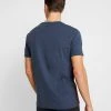Pier One Uomo T-shirt Con Stampa - Bordeaux / Dark Blue -Offerta Economica Pier One a01bf3a988944121a3bf4b450da5f4a7