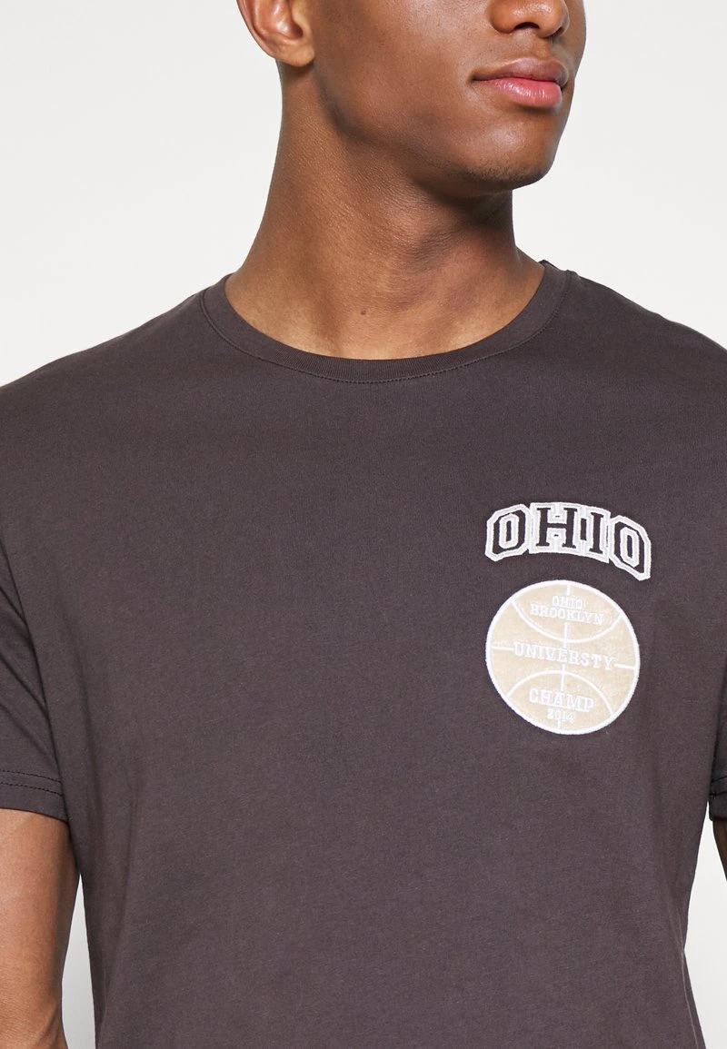 Pier One Uomo GRAPHIC T-SHIRT - T-shirt Basic - Brown 11 Pier One Uomo GRAPHIC T-SHIRT - T-shirt Basic - Brown - immagine 9