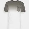 Pier One Uomo T-shirt Con Stampa - White/grey -Offerta Economica Pier One f01232a944524071b0178a5af1037810